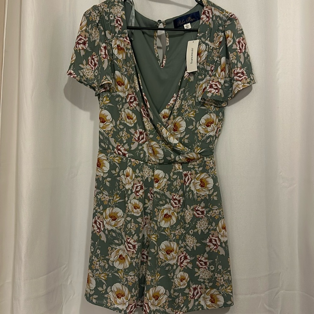 Francesca’s size small floral shorts‎ romper. NWT.